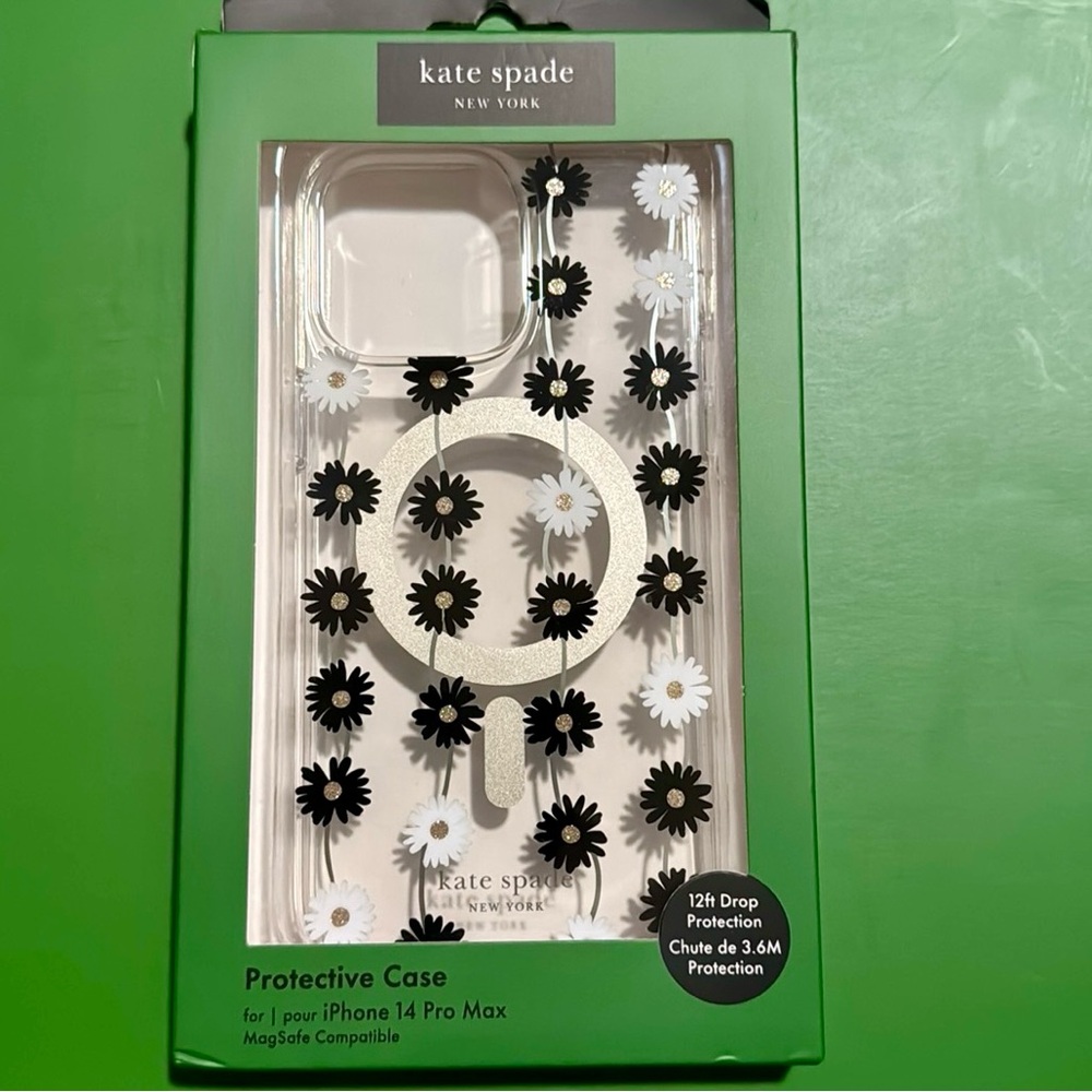 NIB🌼♠️Kate Spade♠️🌼 iPhone 16 in black & white daisy chain case